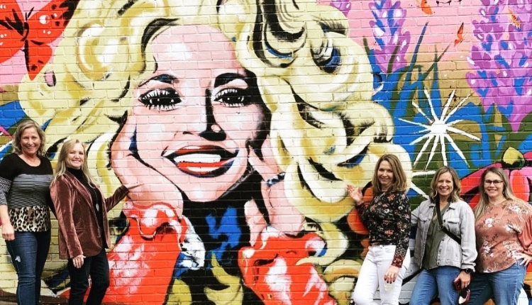 girls in front of Dolly mural in Nashville
