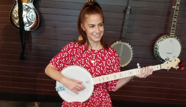 girl playing banjo on bluegrass tour of kentucky
