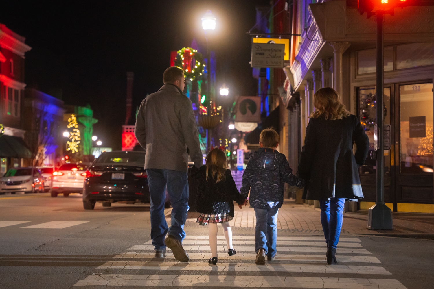 Family walking through Bardstown during the holidays