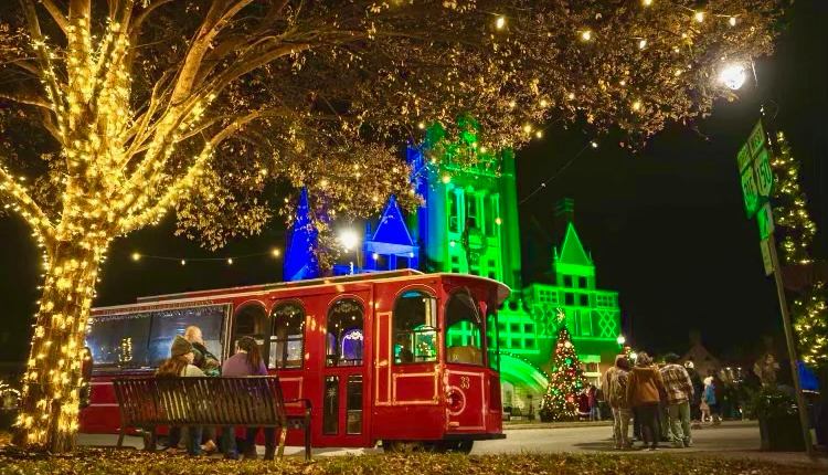 Festive lights and trolly in Bardstown for christmas